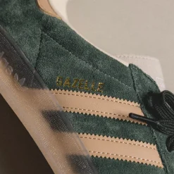 Leder Sneaker|Terrace Casual Sneaker*Adidas Gazelle Indoor Shadow Green / Warm Sandstone / Wonder White