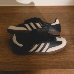Leder Sneaker|Terrace Casual Sneaker*Adidas Samba LT W Aurora Ink / Cream White / Gold Metallic