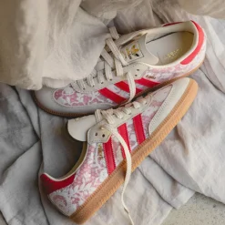 Leder Sneaker|Terrace Casual Sneaker*Adidas x Liberty London Samba OG W Footwear White / Crew White / Beta Scarlett