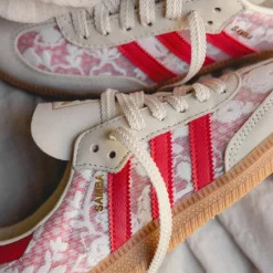Leder Sneaker|Terrace Casual Sneaker*Adidas x Liberty London Samba OG W Footwear White / Crew White / Beta Scarlett