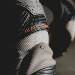 Vegane Sneaker|Outdoor Sneaker*Brooks Cascadia 1 Moonbeam / Black / Camellia