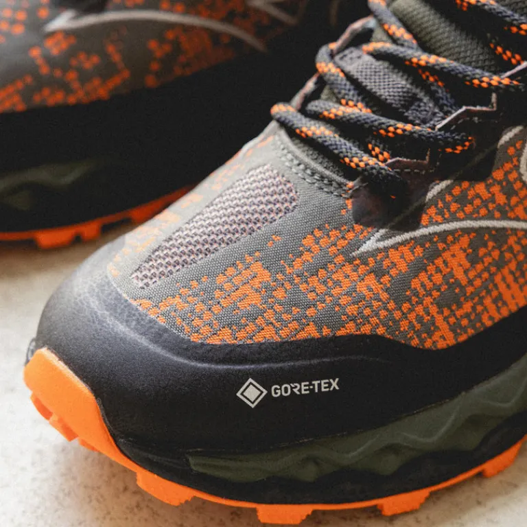 Wasserdichte Sneaker|Vegane Sneaker*Mizuno x Maharishi Wave Mujin LS GTX Vibrant Orange / Cool Gray / Pine Grove