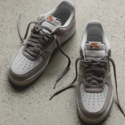 Leder Sneaker*Nike Air Force 1 '07 College Grey / Light Orewood Brown / White