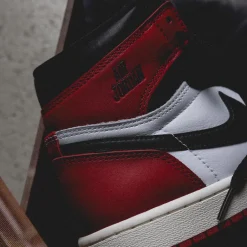 Leder Sneaker|High-Top Sneaker*Jordan Nike Air 1 Retro High OG *Black Toe* White / Black / Varsity Red / Sail