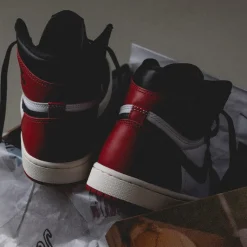 Leder Sneaker|High-Top Sneaker*Jordan Nike Air 1 Retro High OG *Black Toe* White / Black / Varsity Red / Sail