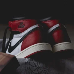 Leder Sneaker|High-Top Sneaker*Jordan Nike Air 1 Retro High OG *Black Toe* White / Black / Varsity Red / Sail