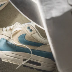 Weiße Sneaker|Retro Runner*Nike Air Max 1 Essential Soft Pearl / Smokey Blue / Light Khaki / Black