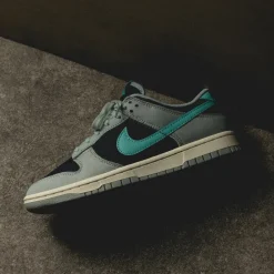 Leder Sneaker*Nike Dunk Low Retro PRM Light Pumice / Green Frost / Dark Obsidian / Coconut Milk