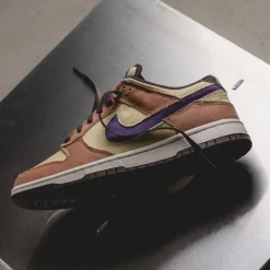 Leder Sneaker*Nike Dunk Low Retro SE *Denim* Dusted Clay / Dusty Amethyst / Team Gold