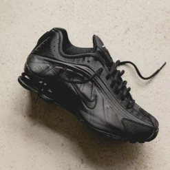 Vegane Sneaker|Retro Runner*Nike Shox R4 Black / Black / Black / Bright Crimson