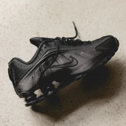 Vegane Sneaker|Retro Runner*Nike Shox R4 Black / Black / Black / Bright Crimson