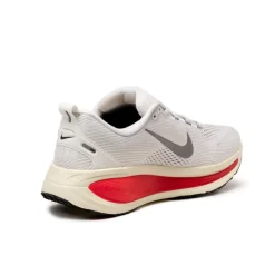 Vegane Sneaker|Laufschuhe*Nike Vomero 18 Platinum Tint / Metallic Pewter / Siren Red