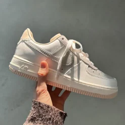 Leder Sneaker|Weiße Sneaker*Nike Wmns Air Force 1 '07 Light Bone / Light Bone / Sail / Pink Oxford