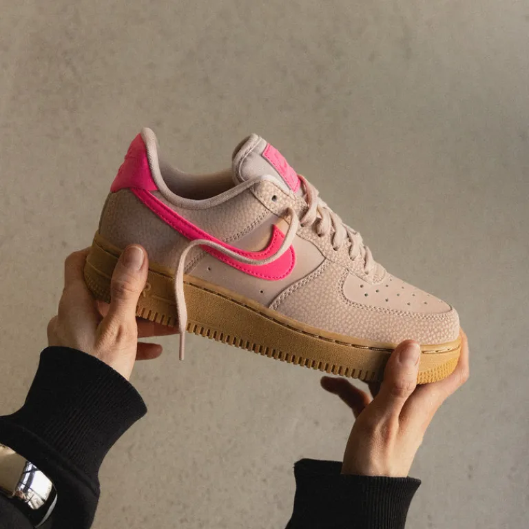 Leder Sneaker*Nike Wmns Air Force 1 '07 Particle Beige / Hyper Pink