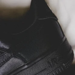 Vegane Sneaker*Nike Wmns Air Force 1 ’07 LV8 Black / Black / Pink Ice