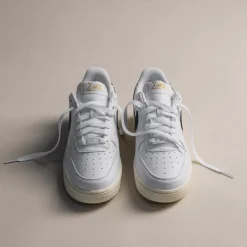 Leder Sneaker|Weiße Sneaker*Nike Wmns Air Force 1 '07 *Next Nature* White / Obsidian / Pale Ivory / Metallic Gold
