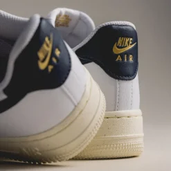 Leder Sneaker|Weiße Sneaker*Nike Wmns Air Force 1 '07 *Next Nature* White / Obsidian / Pale Ivory / Metallic Gold