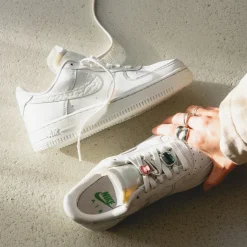 Leder Sneaker|Weiße Sneaker*Nike Wmns Air Force 1 Low Premium Light Bone / Light Bone / Kelly Green