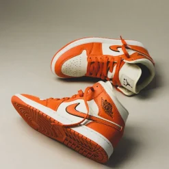 Leder Sneaker*Jordan Nike Wmns Air 1 Mid SE *Sport Spice* Coconut Milk / Sport Spice / Black / Sail