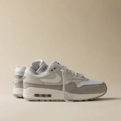 Leder Sneaker|Weiße Sneaker*Nike Wmns Air Max 1 '87 LX NBHD *Light Smoke Grey* Photon Dust / White / Light Smoke Grey