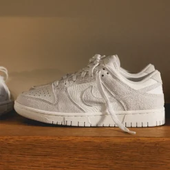 Leder Sneaker|Weiße Sneaker*Nike Wmns Dunk Low Summit White / Photon Dust / University Red