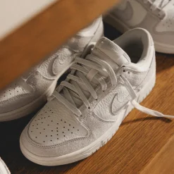 Leder Sneaker|Weiße Sneaker*Nike Wmns Dunk Low Summit White / Photon Dust / University Red