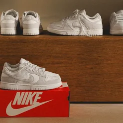 Leder Sneaker|Weiße Sneaker*Nike Wmns Dunk Low Summit White / Photon Dust / University Red