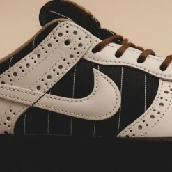 Leder Sneaker|Weiße Sneaker*Nike Wmns Dunk Low LX *Brogue Pintripe* Black / Summit White / Black / Summit White / Caco Wow