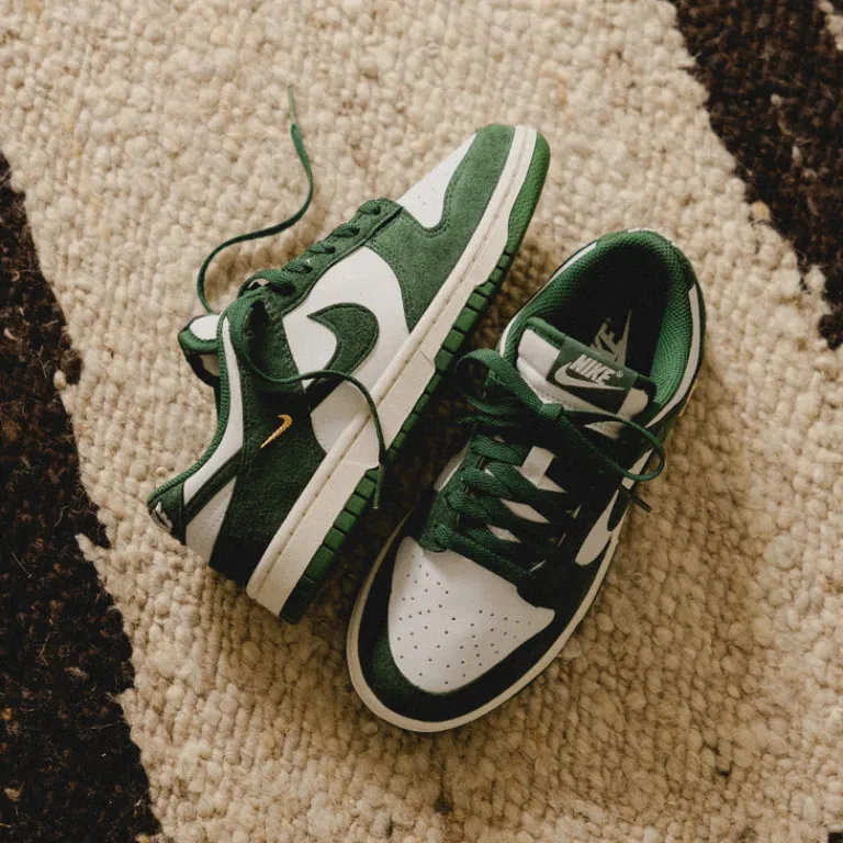 Leder Sneaker|Weiße Sneaker*Nike Wmns Dunk Low *Mini Swoosh* Summit White / George Green / Sail