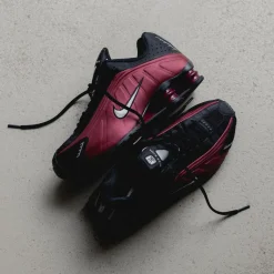 Vegane Sneaker|Retro Runner*Nike Wmns Shox R4 Black / Metallic Silver / Team Red