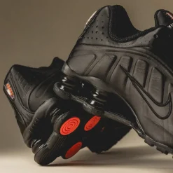 Vegane Sneaker|Retro Runner*Nike Wmns Shox R4 Black / Black / Black / Max Orange