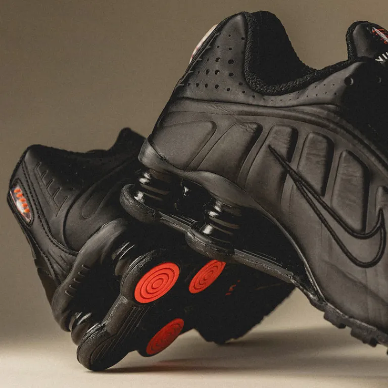 Vegane Sneaker|Retro Runner*Nike Wmns Shox R4 Black / Black / Black / Max Orange