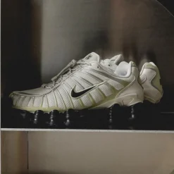 Vegane Sneaker|Retro Runner*Nike Wmns Shox TL Light Bone / Olive Aura / Metallic Silver / Off Noir