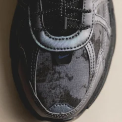 Leder Sneaker|Chunky Sneaker*Nike Wmns V2K Run Metallic Dark Grey / Black / Dark Smoke Grey