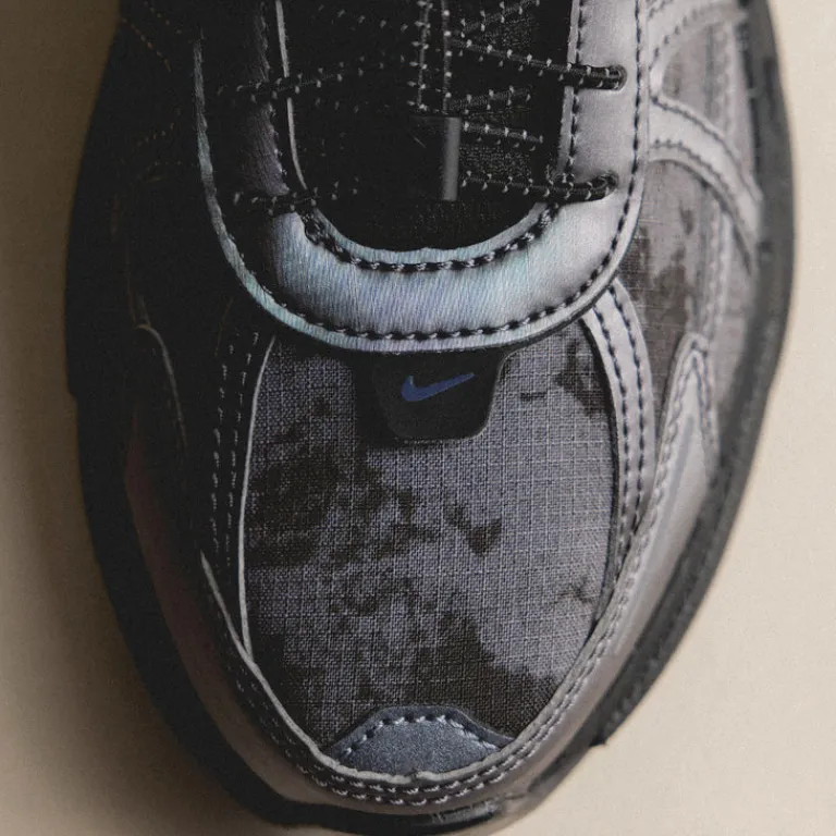 Leder Sneaker|Chunky Sneaker*Nike Wmns V2K Run Metallic Dark Grey / Black / Dark Smoke Grey