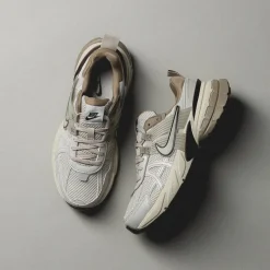 Leder Sneaker|Retro Runner*Nike Wmns V2K Run Light Orewood Brown / Light Bone / Khaki / Earth