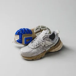 Leder Sneaker|Chunky Sneaker*Nike Wmns V2K Run *GTX* Light Iron Ore / Light Iron Ore / Light Bone / Khaki