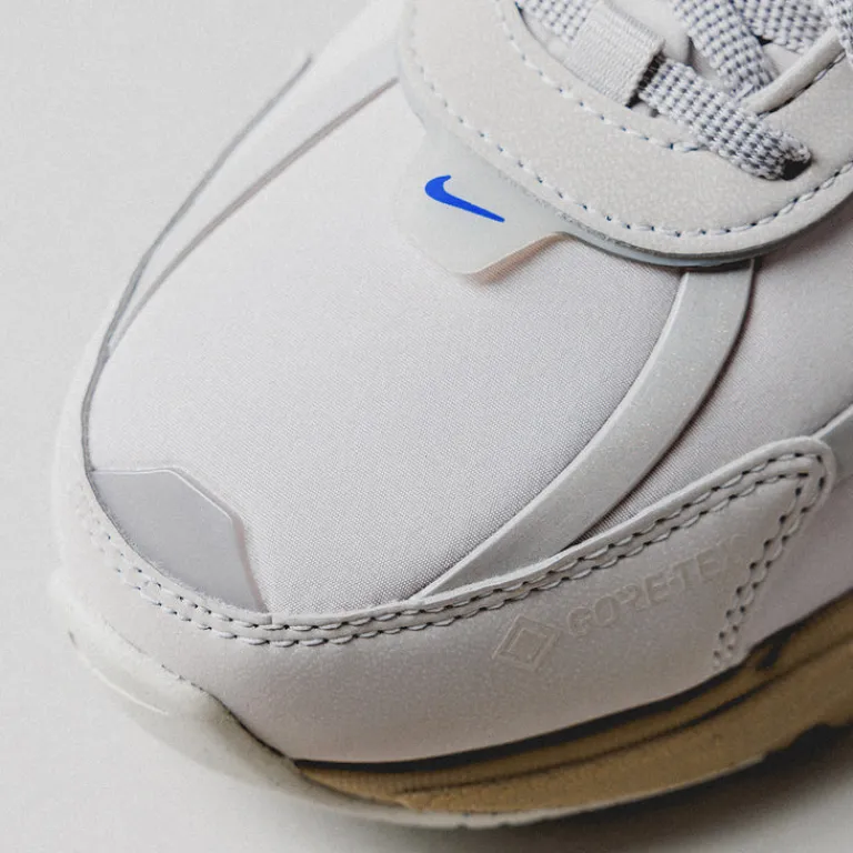 Leder Sneaker|Chunky Sneaker*Nike Wmns V2K Run *GTX* Light Iron Ore / Light Iron Ore / Light Bone / Khaki