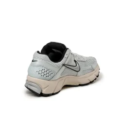 Leder Sneaker|Retro Runner*Nike Wmns Zoom Vomero 5 Pure Platinum / Chrome / Light Orewood Brown