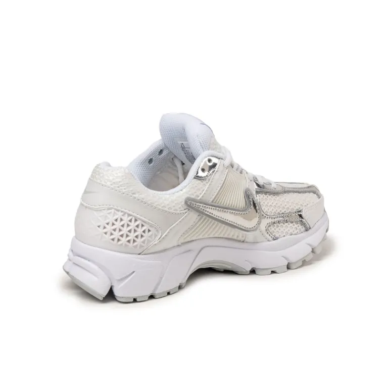Leder Sneaker|Weiße Sneaker*Nike Wmns Zoom Vomero 5 White / Metallic Silver / Summit White