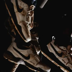 Leder Sneaker|Weiße Sneaker*Nike x Travis Scott Zoom Field Jaxx White / Light Chocolate / White