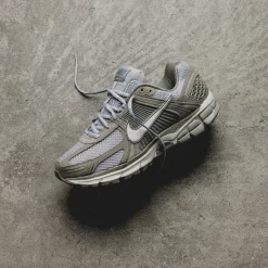 Leder Sneaker|Retro Runner*Nike Zoom Vomero 5 Dark Stucco / Phantom / Light Smoke Grey