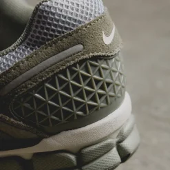 Leder Sneaker|Retro Runner*Nike Zoom Vomero 5 Dark Stucco / Phantom / Light Smoke Grey