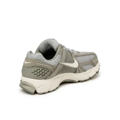Leder Sneaker|Retro Runner*Nike Zoom Vomero 5 Dark Stucco / Phantom / Light Smoke Grey